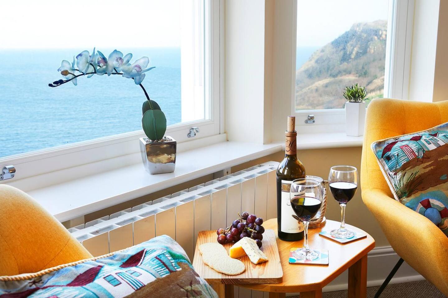 Denelea - Stunning Sea Views! Apartment Скарбъро Екстериор снимка